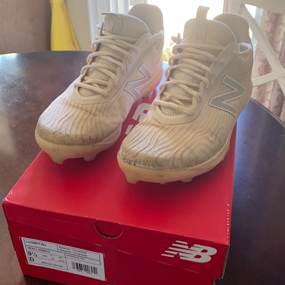 Men’s new balance white molded baseball cleats.
